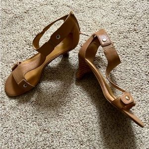 Nine West Tan sandal, size 6